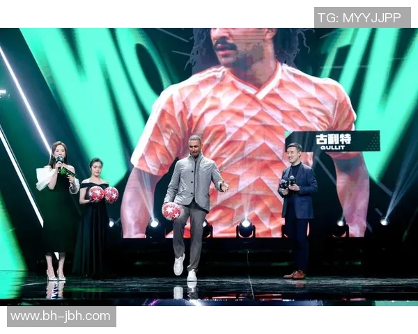 足球场上球星颠球技艺展现:精准控制与柔韧性挑战极限 足球场上球星颠球技艺展现:精准控制与柔韧性挑战极限